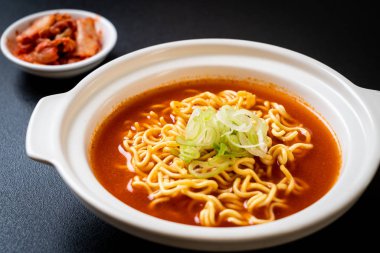 kimchi - Kore yemeği tarzı ile Kore baharatlı anlık erişte