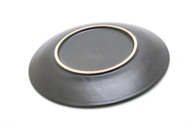 boş siyah plaka ve beyaz arka plan üzerinde izole kase