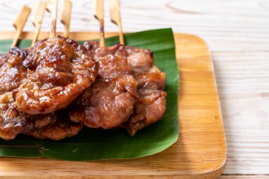 Beyaz pilavlı ızgara süt domuzu. Tayland sokak yemeği tarzı.