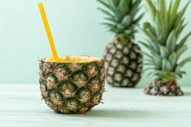 Tahta masada taze ananas suyu bardağı - Sağlıklı içecek