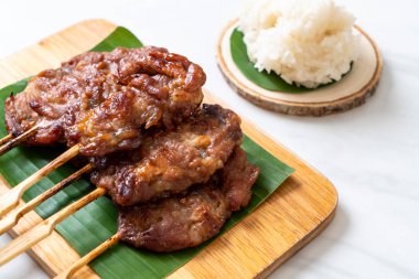 Beyaz pilavlı ızgara süt domuzu. Tayland sokak yemeği tarzı.