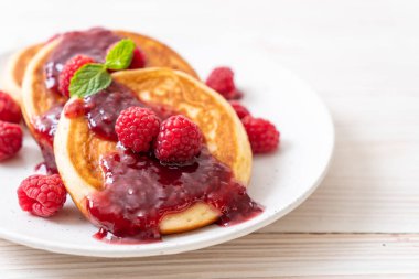 Taze ahududu ve frambuaz sos ile sufle gözleme