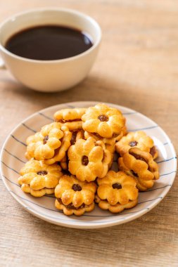 Hindistan cevizli bisküvi ve ananas reçeli.