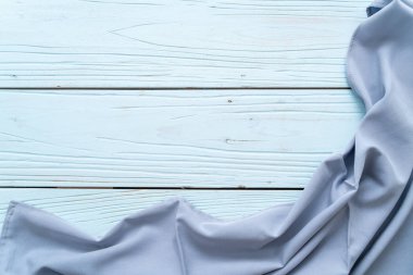 mutfak bezi (peçete) kopya alanı mavi ahşap zemin üzerine