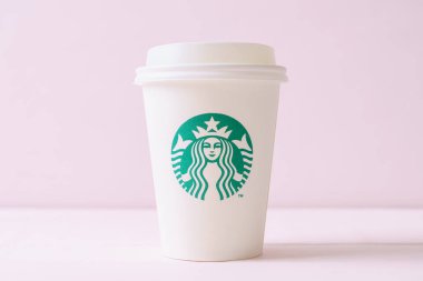 Bangkok, Tayland - 5 Haziran 2018: Beyaz kahve fincanı Starbucks logosu üzerinde tahta arka plan ile. Starbucks dünyanın en büyük kahve evi 61 ülke içinde 20.000'den fazla mağaza ile mi.