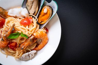 Deniz ürünleri makarna makarna midye, karides, Squis, midye ve domates - İtalyan yemeği tarzı ile