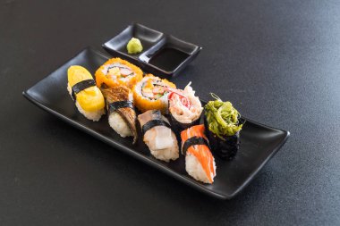 Suşi ve maki set roll - Japon gıda tarzı