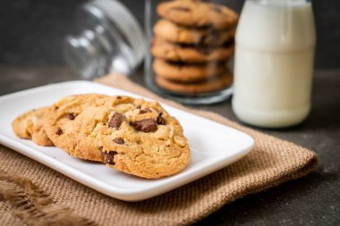 ahşap zemin üzerine çikolata parçaları ile tanımlama