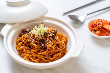 Kore sıcak ve baharatlı anlık noodle kimchi - Kore yemeği tarzı ile