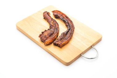 Fried çizgili domuz eti veya gevrek domuz eti veya derin kızarmış domuz eti beyaz arka plan üzerinde izole