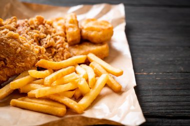 Kızarmış tavuk, patates kızartması ve nugget yemeği. Abur cubur ve sağlıksız yemek.