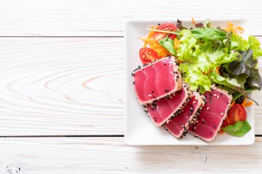 Taze ton balığı ve sebze salatası. Sağlıklı yemek.