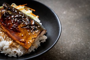 saba balık tepesinde tabağı - Japon tarzı üzerinde teriyaki soslu ızgara