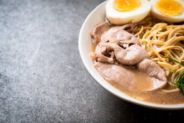 domuz eti ve yumurta - Japon tarzı ile TONKOTSU ramen erişte