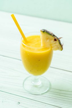 Tahta masada taze ananas suyu bardağı - Sağlıklı içecek