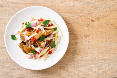 Baharatlı salatalı gevrek gourami balığı. Asya usulü.