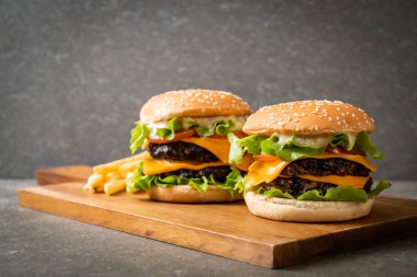 Ev yapımı ve taze lezzetli burger peynirli