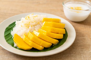 Yapışkan pirinçli mango - Tayland 'ın popüler geleneksel tatlısı