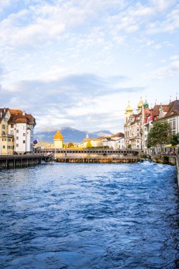 Tarihi kent merkezi, Lucerne (Luzern) İsviçre'deki ünlü Şapel Köprüsü ile.