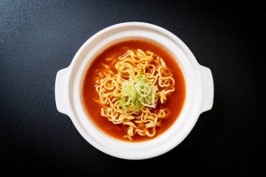 kimchi - Kore yemeği tarzı ile Kore baharatlı anlık erişte