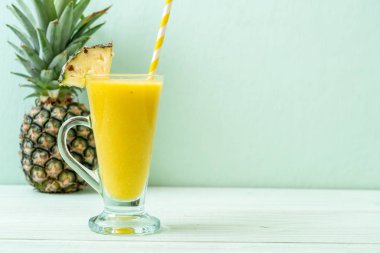 Tahta masada taze ananas suyu bardağı - Sağlıklı içecek
