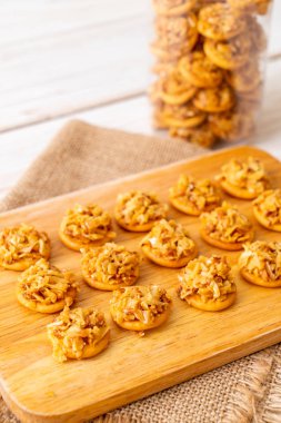 Ahşap tahta üzerinde kurutulmuş durian kraker