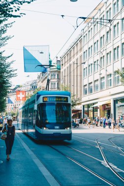 Zürih, İsviçre - 23 Ağustos 2018: Zürih Şehri, İsviçre kaldırımlarda insanlar yürüyüş yaparken bir tramvay merkezi Bahnhofstrasse sürücüler.