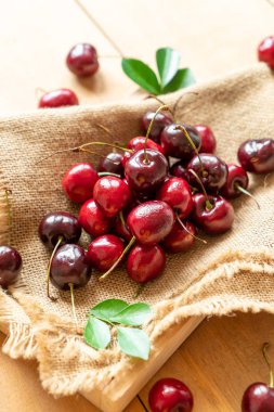 Ahşap arka planda taze kirazlar