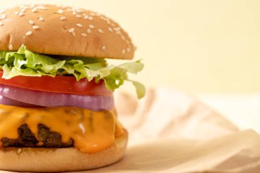 taze lezzetli biftek burger peynir ve patates kızartması ahşap arka plan üzerinde