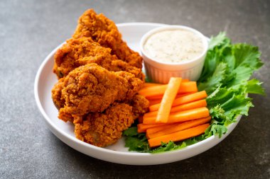 Sebzeli kızarmış tavuk kanadı.