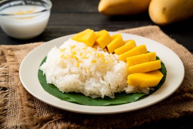 Yapışkan pirinçli mango - Tayland 'ın popüler geleneksel tatlısı