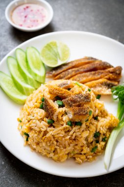 gevrek gurami balığı - Asya gıda tarzı ile kızarmış pilav