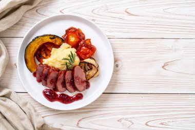 Kızarmış ördek göğsü sos, püre patates ve sebze ile