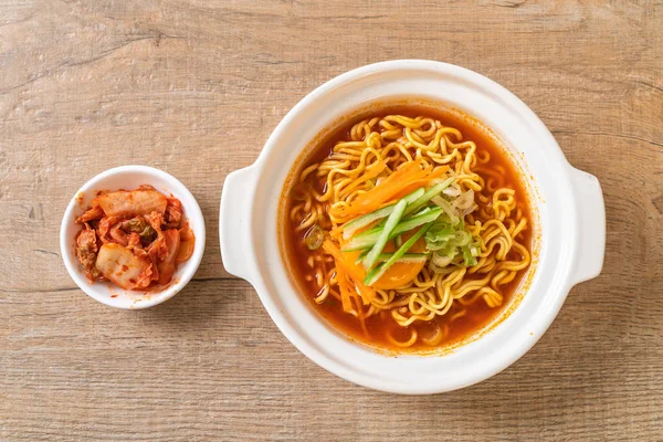 Fideos Instantáneos Picantes Coreanos Con Huevo Verdura Kimchi Estilo Comida — Foto de Stock