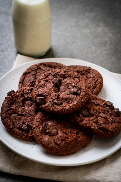 Biscoitos Chocolate Escuro Com Chips Chocolate — Fotografia de Stock
