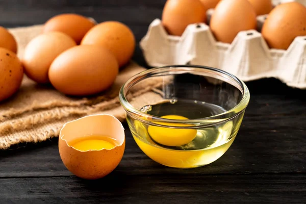 Bruine Eieren Houten Tafel Met Een Gebroken Dooier — Stockfoto