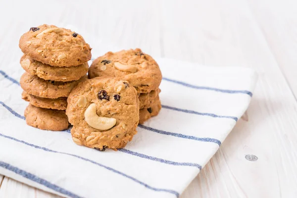 cookies with raisin and roasted cashew nuts