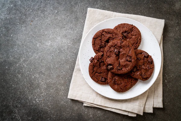 黑巧克力饼干和巧克力片 — 图库照片