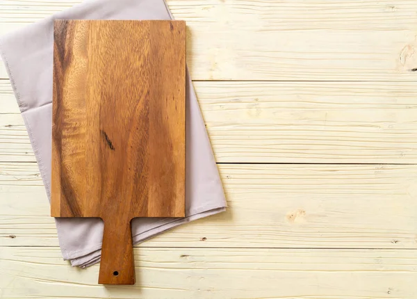 Tagliere Vuoto Legno Con Panno Cucina Sfondo Legno — Foto Stock