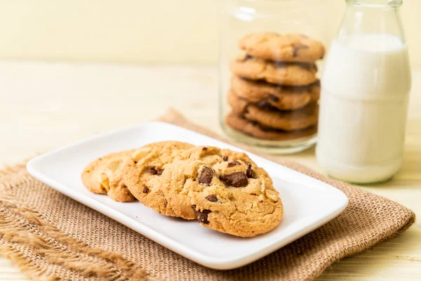 Biscoitos Com Lascas Chocolate Fundo Madeira — Fotografia de Stock