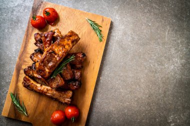 Biberiye ve domatesli ızgara pirzola.