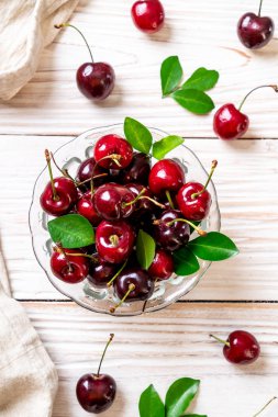 Ahşap arka planda taze kirazlar