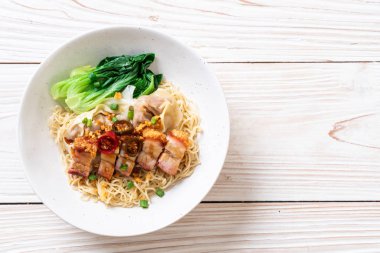 gevrek domuz yağı ve mantı - Asya gıda tarzı ile yumurta şehriye çorbası