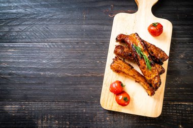 Biberiye ve domatesli ızgara pirzola.