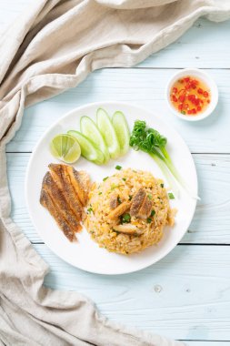 gevrek gurami balığı - Asya gıda tarzı ile kızarmış pilav