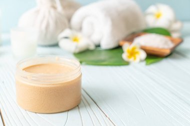 Ahşap zemin üzerine kurulmuş kaplıca tedavileri - Güzellik konsepti