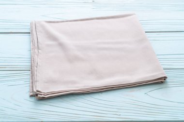 mutfak bezi (peçete) kopya alanı mavi ahşap zemin üzerine