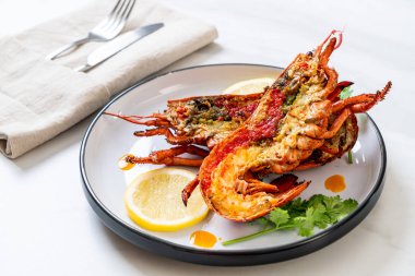 Limonlu ızgara ıstakoz biftek.