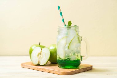 Yeşil elma soda ahşap masa üzerinde