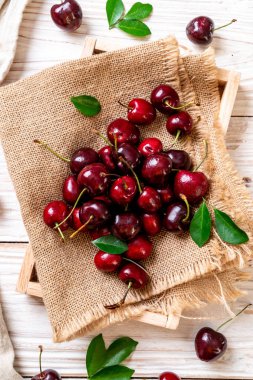 Ahşap arka planda taze kirazlar